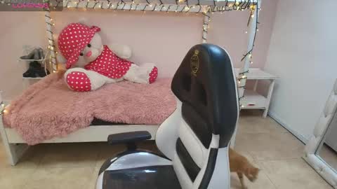 Snapshot of dani_clark_ chatting on February 17, 5:10 pm Dani online show from February 17, 5:10 pm