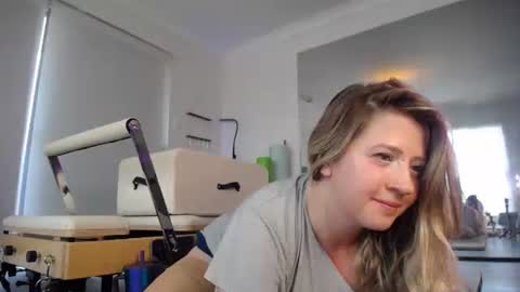 Snapshot of dani_does_pilates chatting on December 22, 1:24 am Dani Sunshine online show from December 22, 1:24 am