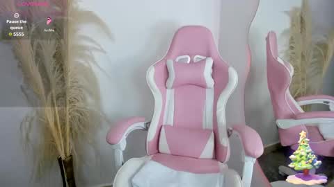 Snapshot of dania_jade_ chatting on December 4, 5:16 am Hello my name is Dania online show from December 4, 5:16 am