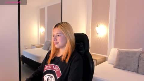 Snapshot of daniand_ chatting on November 11, 2:11 am D A N I A online show from November 11, 2:11 am