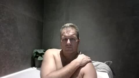 Snapshot of daniel0805 chatting on December 6, 9:32 am daniel0805 online show from December 6, 9:32 am