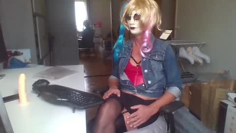 newcumer online show from December 6, 9:54 am