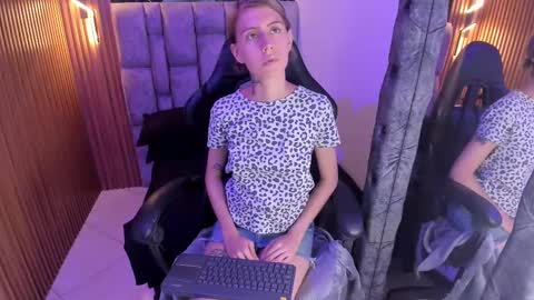 Snapshot of daniela_dl chatting on December 7, 6:15 pm Daniela online show from December 7, 6:15 pm