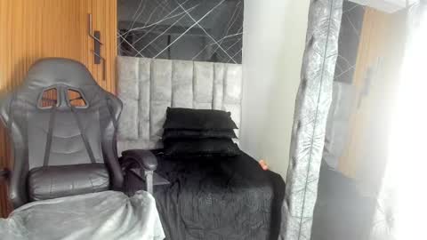 Snapshot of daniela_dl chatting on December 8, 11:40 pm Daniela online show from December 8, 11:40 pm