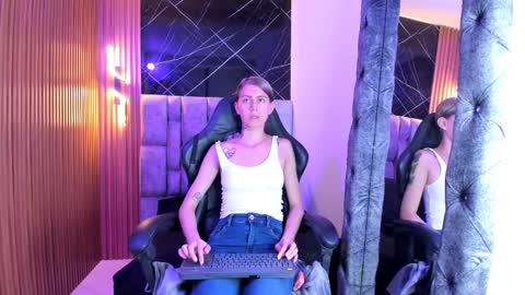 Snapshot of daniela_dl chatting on December 14, 6:20 pm Daniela online show from December 14, 6:20 pm