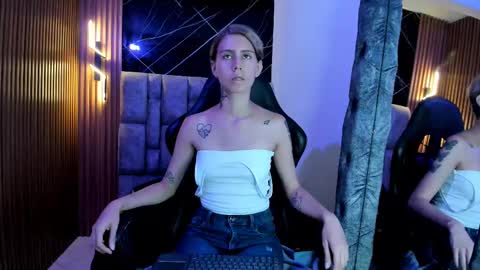 Snapshot of daniela_dl chatting on December 15, 6:37 pm Daniela online show from December 15, 6:37 pm