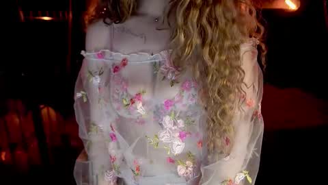 danielareign online show from February 13, 8:21 am