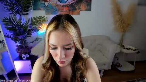 Snapshot of danielle_clar chatting on November 1, 1:35 pm danielle_clar online show from November 1, 1:35 pm