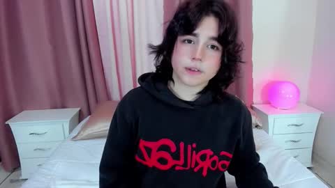 Snapshot of daniellesins2 chatting on December 1, 12:43 pm Danielle online show from December 1, 12:43 pm