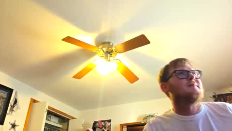 Snapshot of danielp_mod_cb chatting on November 5, 10:32 pm Daniel y. online show from November 5, 10:32 pm