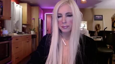 Snapshot of danikawhite69 chatting on December 16, 8:09 am DanikaWhite69 online show from December 16, 8:09 am