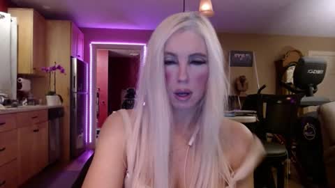 Snapshot of danikawhite69 chatting on February 10, 4:30 am DanikaWhite69 online show from February 10, 4:30 am