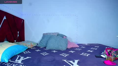 danisabrownn online show from December 13, 1:33 pm