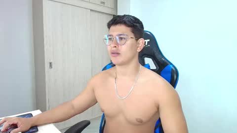 Snapshot of dantraxx chatting on December 13, 4:27 pm Dantraxx online show from December 13, 4:27 pm