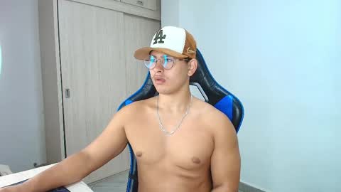 Snapshot of dantraxx chatting on December 22, 5:32 pm Dantraxx online show from December 22, 5:32 pm