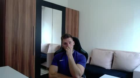 darius_94 online show from April 1, 6:36 am