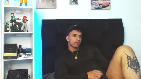 Darius Phoenix  online show from December 3, 7:10 am