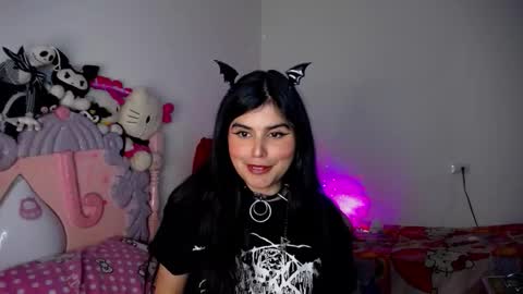 Snapshot of dark_angel_66 chatting on November 28, 7:44 am Moony online show from November 28, 7:44 am