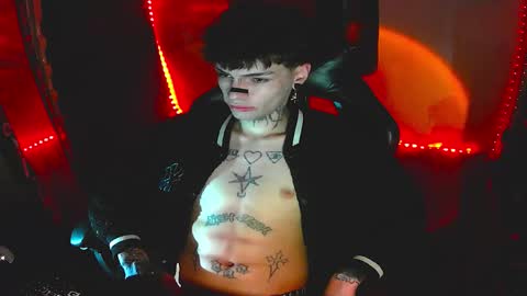 Snapshot of darkness_prince_x chatting on December 15, 7:34 am online show from December 15, 7:34 am