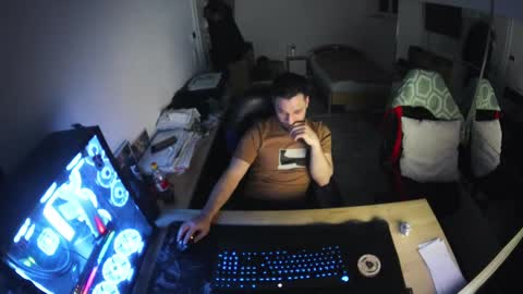 Snapshot of darkschneider_ chatting on February 17, 11:31 pm darkschneider_ online show from February 17, 11:31 pm