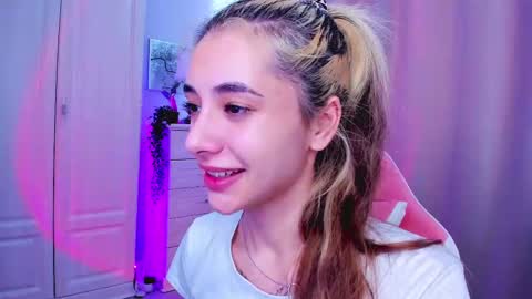 Snapshot of darlabelle chatting on February 22, 8:40 am Belle online show from February 22, 8:40 am