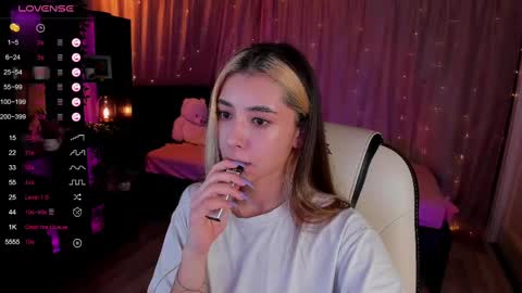 Snapshot of darlabelle chatting on March 3, 8:49 am Belle online show from March 3, 8:49 am