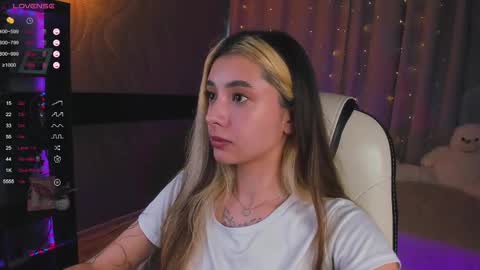 Snapshot of darlabelle chatting on March 8, 7:38 am Belle online show from March 8, 7:38 am