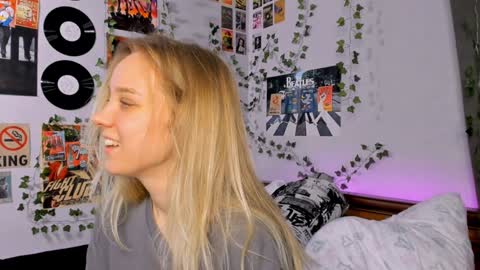 Snapshot of darleneferran chatting on December 12, 9:04 pm lina online show from December 12, 9:04 pm