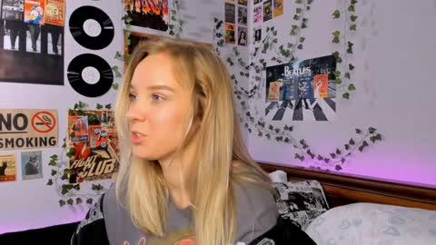 Snapshot of darleneferran chatting on December 13, 12:20 am lina online show from December 13, 12:20 am