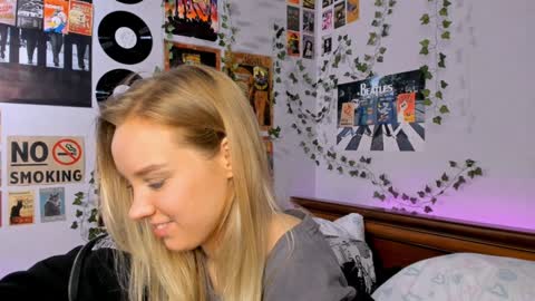 Snapshot of darleneferran chatting on December 13, 3:27 am lina online show from December 13, 3:27 am