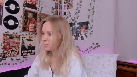 Snapshot of darleneferran chatting on December 16, 8:26 pm lina online show from December 16, 8:26 pm