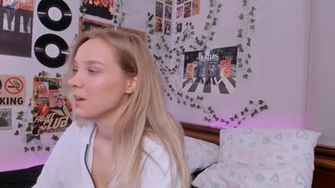 Snapshot of darleneferran chatting on December 16, 11:28 pm lina online show from December 16, 11:28 pm