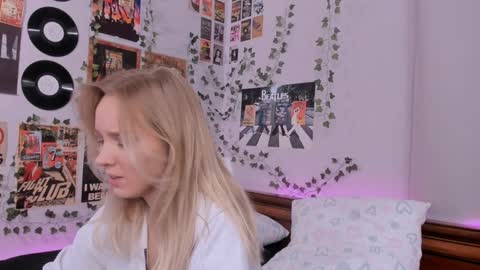 Snapshot of darleneferran chatting on December 17, 2:33 am lina online show from December 17, 2:33 am