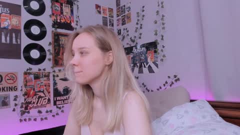 Snapshot of darleneferran chatting on December 17, 8:43 pm lina online show from December 17, 8:43 pm