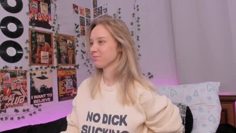 Snapshot of darleneferran chatting on December 19, 8:34 pm lina online show from December 19, 8:34 pm