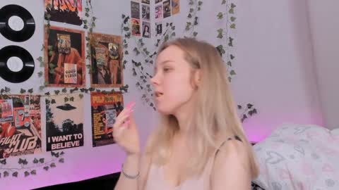 Snapshot of darleneferran chatting on December 20, 8:34 pm lina online show from December 20, 8:34 pm