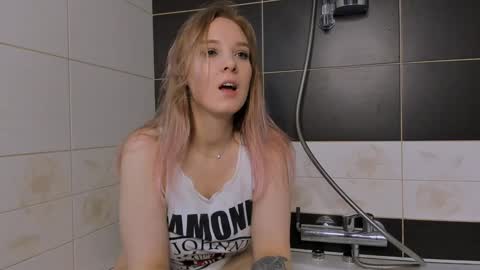 Snapshot of darleneferran chatting on January 7, 8:42 pm lina online show from January 7, 8:42 pm