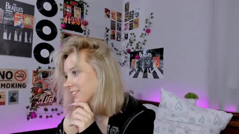 Snapshot of darleneferran chatting on January 15, 2:49 am lina online show from January 15, 2:49 am