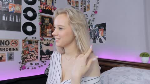 Snapshot of darleneferran chatting on January 18, 12:02 am lina online show from January 18, 12:02 am