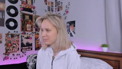 Snapshot of darleneferran chatting on January 18, 8:30 pm lina online show from January 18, 8:30 pm