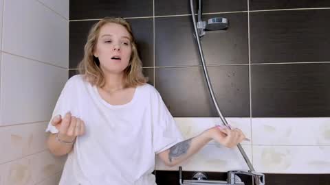 Snapshot of darleneferran chatting on January 24, 8:32 pm lina online show from January 24, 8:32 pm