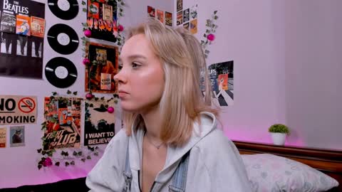 Snapshot of darleneferran chatting on January 30, 3:00 am lina online show from January 30, 3:00 am