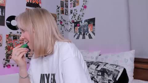 Snapshot of darleneferran chatting on February 21, 11:43 pm lina online show from February 21, 11:43 pm