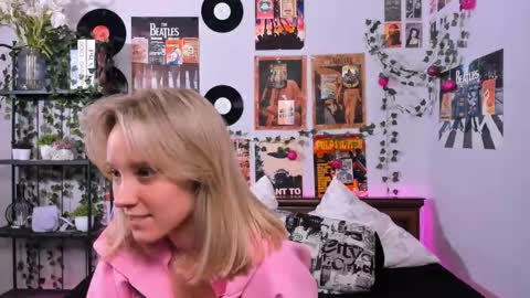 Snapshot of darleneferran chatting on March 2, 9:01 pm lina online show from March 2, 9:01 pm