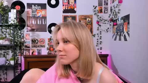 Snapshot of darleneferran chatting on March 3, 12:04 am lina online show from March 3, 12:04 am