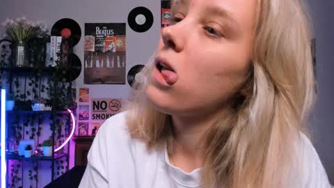 Snapshot of darleneferran chatting on March 6, 8:37 pm lina online show from March 6, 8:37 pm