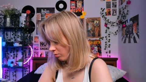 Snapshot of darleneferran chatting on March 8, 3:17 am lina online show from March 8, 3:17 am