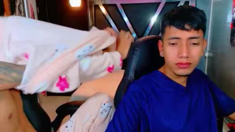 Snapshot of darwinandbrayan chatting on December 17, 2:06 am darwinandbrayan online show from December 17, 2:06 am