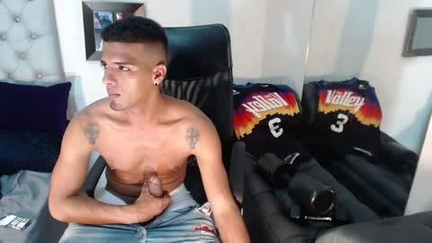 Snapshot of david_bandercock chatting on December 22, 2:16 pm david_bandercock online show from December 22, 2:16 pm