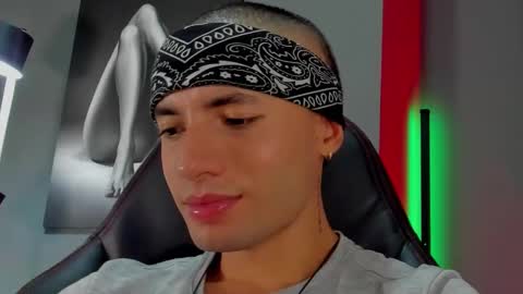 Snapshot of david_jons7 chatting on November 8, 4:45 am David Jons online show from November 8, 4:45 am